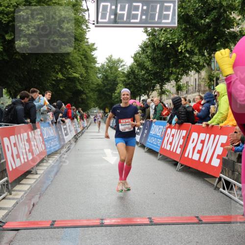 14.06.2026 - REWE Women's Run Strokosch-Dieckow http://msf.ph/oto/9758001 14.06.2026 09:43:36 Ziel 10402 meine-sportfotos.de