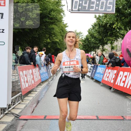 14.06.2026 - REWE Women's Run Strokosch-Dieckow http://msf.ph/oto/9758016 14.06.2026 09:43:28 Ziel 11126 meine-sportfotos.de