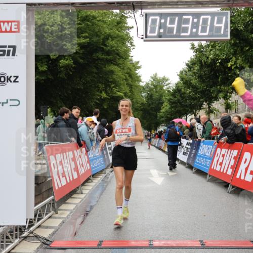 14.06.2026 - REWE Women's Run Strokosch-Dieckow http://msf.ph/oto/9758062 14.06.2026 09:43:27 Ziel 11126 meine-sportfotos.de