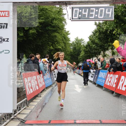 14.06.2026 - REWE Women's Run Strokosch-Dieckow http://msf.ph/oto/9758094 14.06.2026 09:43:27 Ziel 11126 meine-sportfotos.de