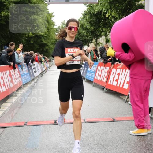 14.06.2026 - REWE Women's Run Strokosch-Dieckow http://msf.ph/oto/9758330 14.06.2026 09:42:15 Ziel 11471 meine-sportfotos.de