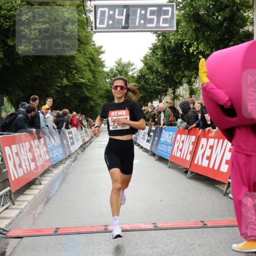 14.06.2026 - REWE Women's Run Strokosch-Dieckow http://msf.ph/oto/9758376 14.06.2026 09:42:14 Ziel 11471 meine-sportfotos.de