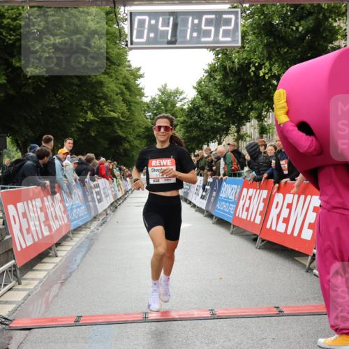 14.06.2026 - REWE Women's Run Strokosch-Dieckow http://msf.ph/oto/9758382 14.06.2026 09:42:14 Ziel 11471 meine-sportfotos.de