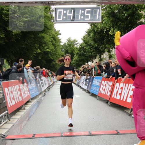 14.06.2026 - REWE Women's Run Strokosch-Dieckow http://msf.ph/oto/9758436 14.06.2026 09:42:14 Ziel 11471 meine-sportfotos.de