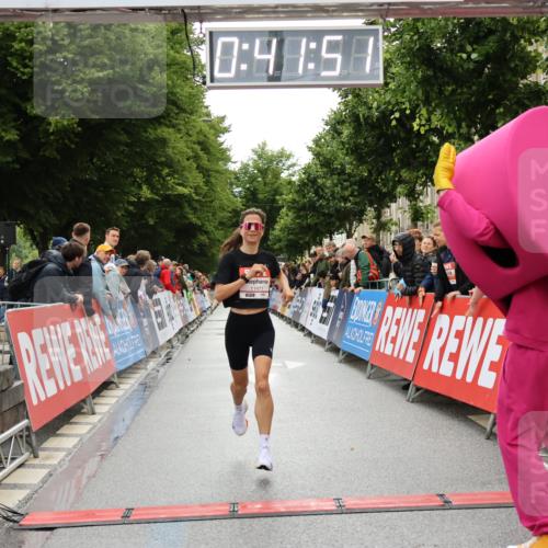 14.06.2026 - REWE Women's Run Strokosch-Dieckow http://msf.ph/oto/9758461 14.06.2026 09:42:14 Ziel 11471 meine-sportfotos.de