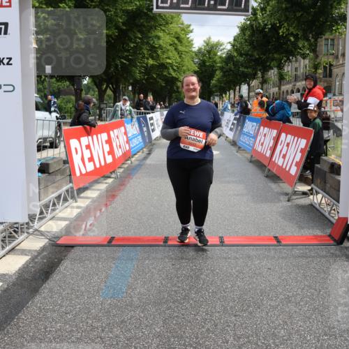 14.06.2026 - REWE Women's Run Strokosch-Dieckow http://msf.ph/oto/9758550 14.06.2026 11:22:22 Ziel 5390, 5622, 6021 meine-sportfotos.de