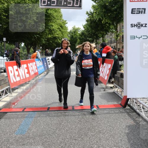 14.06.2026 - REWE Women's Run Strokosch-Dieckow http://msf.ph/oto/9758616 14.06.2026 11:22:19 Ziel 5390, 5622, 6021 meine-sportfotos.de