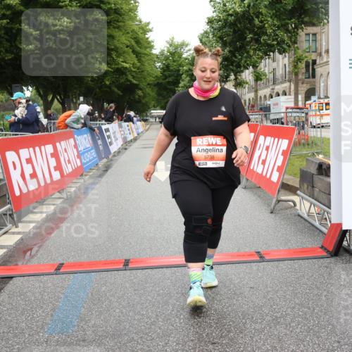 14.06.2026 - REWE Women's Run Strokosch-Dieckow http://msf.ph/oto/9759231 14.06.2026 11:19:19 Ziel 5647, 5738 meine-sportfotos.de