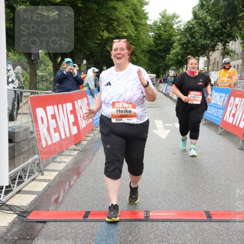 14.06.2026 - REWE Women's Run Strokosch-Dieckow http://msf.ph/oto/9759301 14.06.2026 11:19:16 Ziel 5550, 5647, 5738 meine-sportfotos.de
