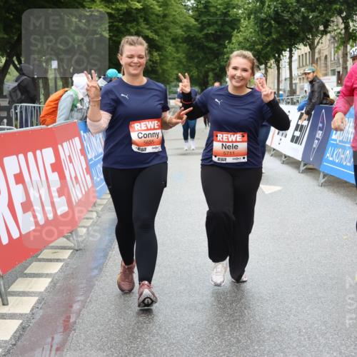 14.06.2026 - REWE Women's Run Strokosch-Dieckow http://msf.ph/oto/9759841 14.06.2026 11:17:31 Ziel 5655, 5711, 6062 meine-sportfotos.de