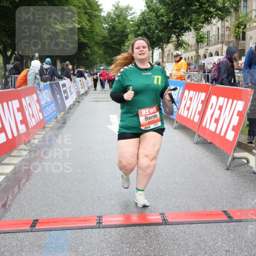 14.06.2026 - REWE Women's Run Strokosch-Dieckow http://msf.ph/oto/9759912 14.06.2026 11:17:15 Ziel 5163, 5171, 5495 meine-sportfotos.de