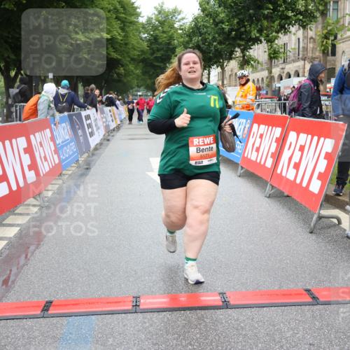 14.06.2026 - REWE Women's Run Strokosch-Dieckow http://msf.ph/oto/9759921 14.06.2026 11:17:15 Ziel 5163, 5171, 5495 meine-sportfotos.de
