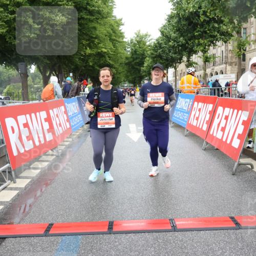 14.06.2026 - REWE Women's Run Strokosch-Dieckow http://msf.ph/oto/9761214 14.06.2026 11:14:37 Ziel 5405, 5558, 5680 meine-sportfotos.de