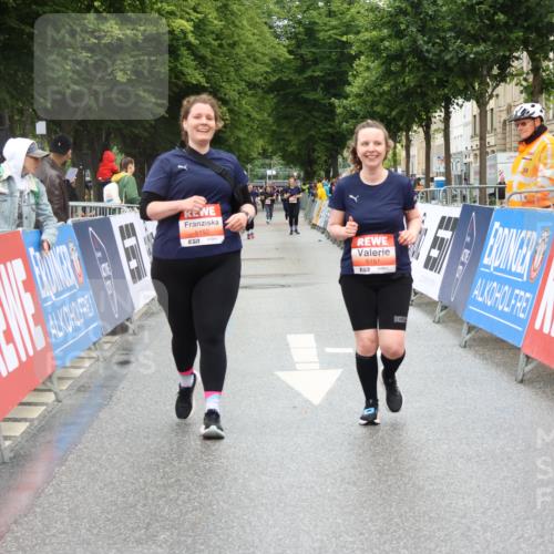 14.06.2026 - REWE Women's Run Strokosch-Dieckow http://msf.ph/oto/9761424 14.06.2026 11:14:09 Ziel 5151, 5152 meine-sportfotos.de
