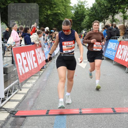 14.06.2026 - REWE Women's Run Strokosch-Dieckow http://msf.ph/oto/9762361 14.06.2026 10:58:14 Ziel 5047, 5505, 5581, 5604, 5661, 5679, 5686, 5729 meine-sportfotos.de