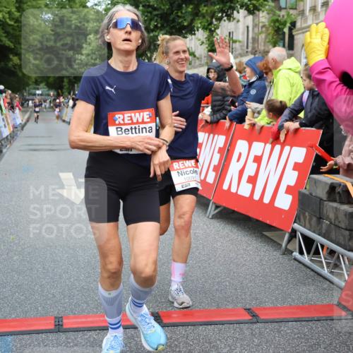 14.06.2026 - REWE Women's Run Strokosch-Dieckow http://msf.ph/oto/9764294 14.06.2026 09:51:12 Ziel 10039, 10091, 10312, 10618, 10666, 11003 meine-sportfotos.de