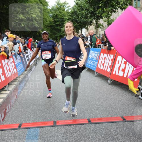 14.06.2026 - REWE Women's Run Strokosch-Dieckow http://msf.ph/oto/9764860 14.06.2026 09:51:45 Ziel 10184, 10390, 10589, 10604, 10925, 10999 meine-sportfotos.de