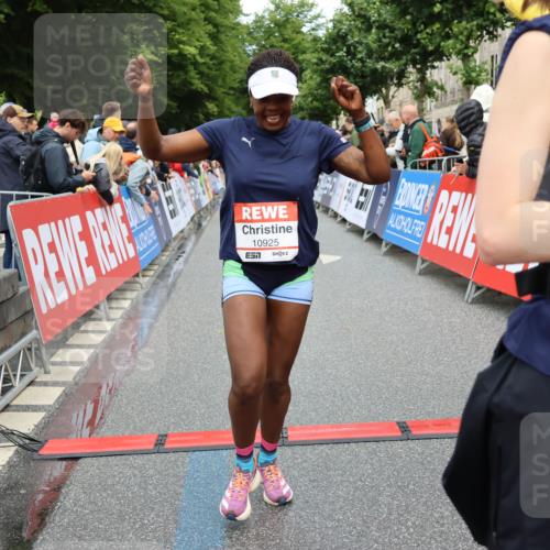 14.06.2026 - REWE Women's Run Strokosch-Dieckow http://msf.ph/oto/9764977 14.06.2026 09:51:46 Ziel 10390, 10589, 10604, 10925, 10999 meine-sportfotos.de