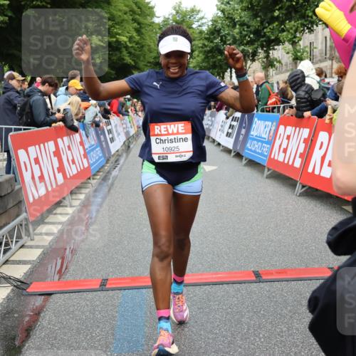 14.06.2026 - REWE Women's Run Strokosch-Dieckow http://msf.ph/oto/9765014 14.06.2026 09:51:47 Ziel 10589, 10604, 10925, 10999 meine-sportfotos.de