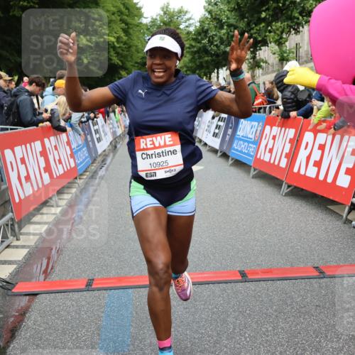 14.06.2026 - REWE Women's Run Strokosch-Dieckow http://msf.ph/oto/9765064 14.06.2026 09:51:47 Ziel 10589, 10604, 10925, 10999 meine-sportfotos.de