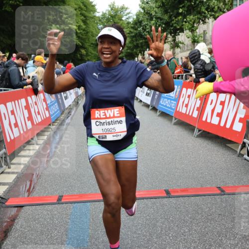 14.06.2026 - REWE Women's Run Strokosch-Dieckow http://msf.ph/oto/9765088 14.06.2026 09:51:47 Ziel 10589, 10604, 10925, 10999 meine-sportfotos.de