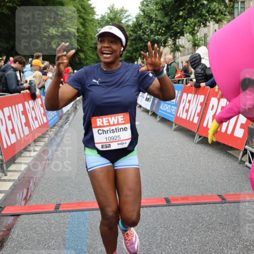 14.06.2026 - REWE Women's Run Strokosch-Dieckow http://msf.ph/oto/9765118 14.06.2026 09:51:47 Ziel 10589, 10604, 10925, 10999 meine-sportfotos.de