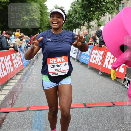 14.06.2026 - REWE Women's Run Strokosch-Dieckow http://msf.ph/oto/9765156 14.06.2026 09:51:47 Ziel 10589, 10604, 10925, 10999 meine-sportfotos.de