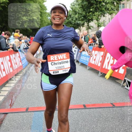14.06.2026 - REWE Women's Run Strokosch-Dieckow http://msf.ph/oto/9765188 14.06.2026 09:51:47 Ziel 10589, 10604, 10925, 10999 meine-sportfotos.de