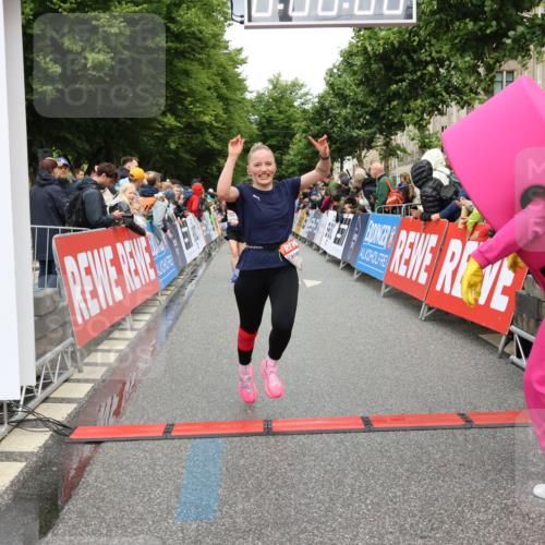 14.06.2026 - REWE Women's Run Strokosch-Dieckow http://msf.ph/oto/9765374 14.06.2026 09:51:49 Ziel 10589, 10604, 10925, 10999, 11244 meine-sportfotos.de
