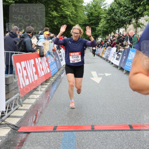 14.06.2026 - REWE Women's Run Strokosch-Dieckow http://msf.ph/oto/9766585 14.06.2026 09:52:01 Ziel 10763, 11218, 11388 meine-sportfotos.de