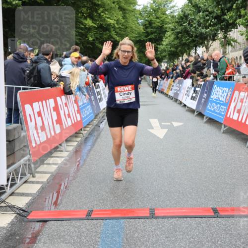 14.06.2026 - REWE Women's Run Strokosch-Dieckow http://msf.ph/oto/9766615 14.06.2026 09:52:01 Ziel 10763, 11218, 11388 meine-sportfotos.de