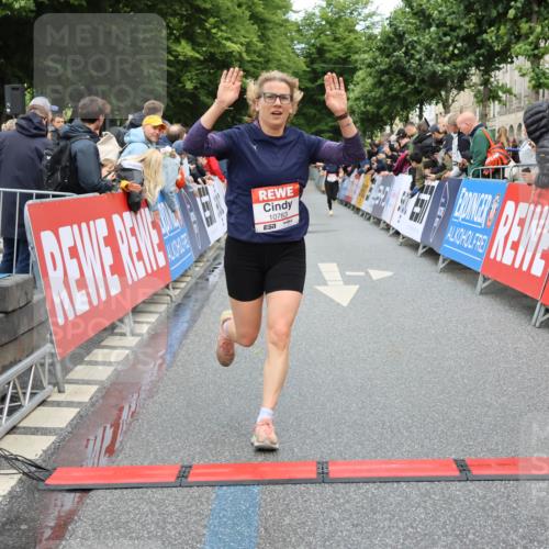 14.06.2026 - REWE Women's Run Strokosch-Dieckow http://msf.ph/oto/9766696 14.06.2026 09:52:01 Ziel 10763, 11218, 11388 meine-sportfotos.de