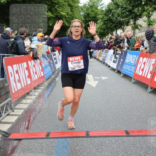 14.06.2026 - REWE Women's Run Strokosch-Dieckow http://msf.ph/oto/9766755 14.06.2026 09:52:01 Ziel 10763, 11218, 11388 meine-sportfotos.de