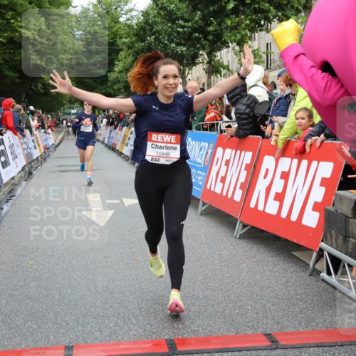 14.06.2026 - REWE Women's Run Strokosch-Dieckow http://msf.ph/oto/9766911 14.06.2026 09:52:08 Ziel 10449, 10763, 10971 meine-sportfotos.de