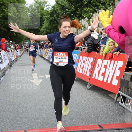 14.06.2026 - REWE Women's Run Strokosch-Dieckow http://msf.ph/oto/9767030 14.06.2026 09:52:08 Ziel 10449, 10763, 10971 meine-sportfotos.de