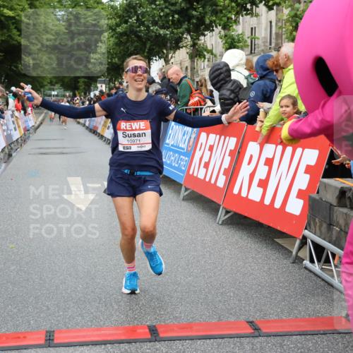 14.06.2026 - REWE Women's Run Strokosch-Dieckow http://msf.ph/oto/9767083 14.06.2026 09:52:11 Ziel 10449, 10971 meine-sportfotos.de