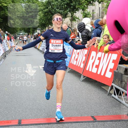 14.06.2026 - REWE Women's Run Strokosch-Dieckow http://msf.ph/oto/9767117 14.06.2026 09:52:11 Ziel 10449, 10971 meine-sportfotos.de