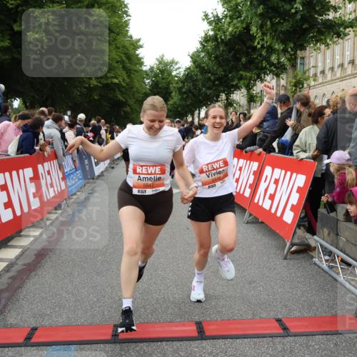 14.06.2026 - REWE Women's Run Strokosch-Dieckow http://msf.ph/oto/9767156 14.06.2026 11:00:54 Ziel 5054, 5193, 5242, 5328, 5341, 5440, 5486, 5547, 5548, 5764, 5861, 5894, 6018, 6055, 6061 meine-sportfotos.de