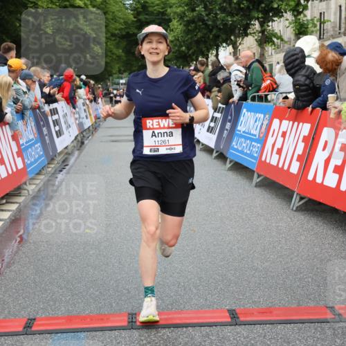 14.06.2026 - REWE Women's Run Strokosch-Dieckow http://msf.ph/oto/9767383 14.06.2026 09:52:35 Ziel 10954, 11228, 11261 meine-sportfotos.de