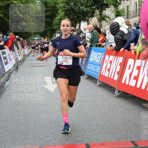 14.06.2026 - REWE Women's Run Strokosch-Dieckow http://msf.ph/oto/9767399 14.06.2026 09:52:38 Ziel 11228, 11261 meine-sportfotos.de