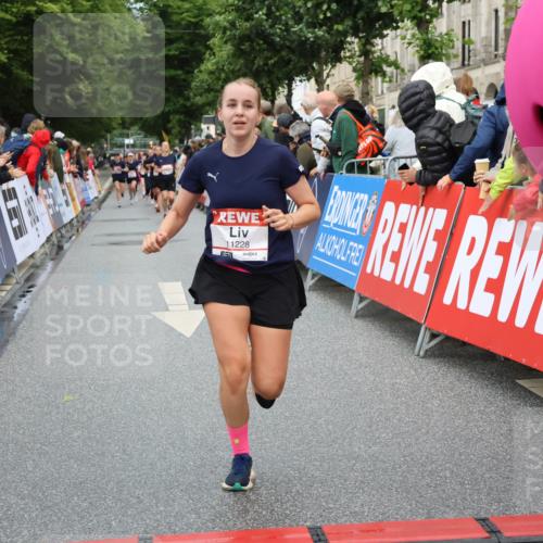 14.06.2026 - REWE Women's Run Strokosch-Dieckow http://msf.ph/oto/9767408 14.06.2026 09:52:38 Ziel 11228, 11261 meine-sportfotos.de