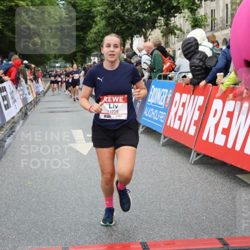 14.06.2026 - REWE Women's Run Strokosch-Dieckow http://msf.ph/oto/9767420 14.06.2026 09:52:38 Ziel 11228, 11261 meine-sportfotos.de