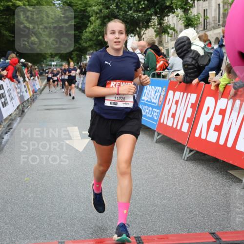 14.06.2026 - REWE Women's Run Strokosch-Dieckow http://msf.ph/oto/9767438 14.06.2026 09:52:38 Ziel 11228, 11261 meine-sportfotos.de