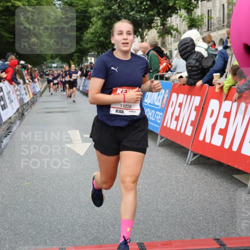 14.06.2026 - REWE Women's Run Strokosch-Dieckow http://msf.ph/oto/9767448 14.06.2026 09:52:38 Ziel 11228, 11261 meine-sportfotos.de