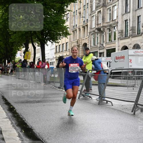 14.06.2026 - REWE Women's Run J. Mangold http://msf.ph/oto/9768304 14.06.2026 09:43:31 Ziel 10848 meine-sportfotos.de