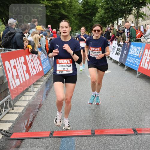 14.06.2026 - REWE Women's Run Strokosch-Dieckow http://msf.ph/oto/9768335 14.06.2026 09:53:16 Ziel 10693, 10768, 10943, 11173, 11416, 11510 meine-sportfotos.de