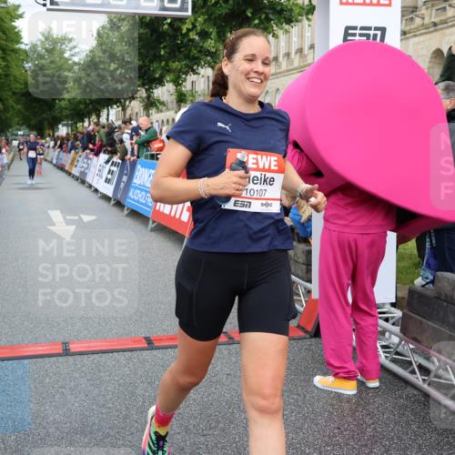 14.06.2026 - REWE Women's Run Strokosch-Dieckow http://msf.ph/oto/9768768 14.06.2026 09:53:26 Ziel 10107, 10424, 10768, 11212, 11272 meine-sportfotos.de