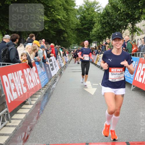 14.06.2026 - REWE Women's Run Strokosch-Dieckow http://msf.ph/oto/9768898 14.06.2026 09:53:35 Ziel 10794, 10952, 11289 meine-sportfotos.de