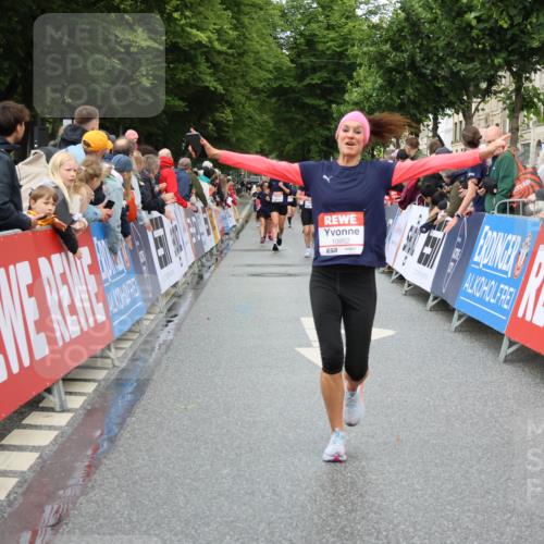 14.06.2026 - REWE Women's Run Strokosch-Dieckow http://msf.ph/oto/9768927 14.06.2026 09:53:36 Ziel 10794, 10952, 11289 meine-sportfotos.de