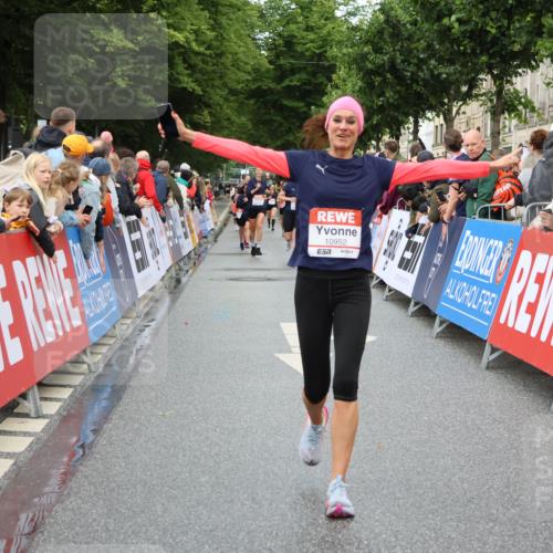 14.06.2026 - REWE Women's Run Strokosch-Dieckow http://msf.ph/oto/9768982 14.06.2026 09:53:37 Ziel 10794, 10952, 11289 meine-sportfotos.de